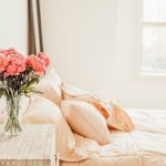 Chambre d'amis décorée avec un bouquet de fleurs