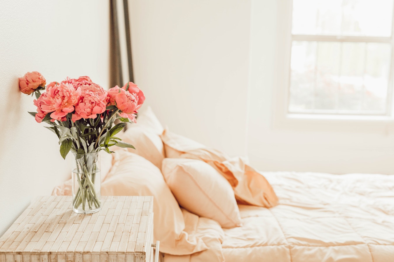 Chambre d'amis décorée avec un bouquet de fleurs