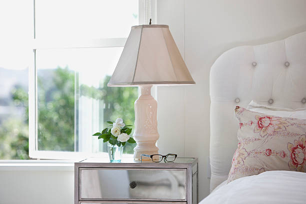 Lampe de chevet sur une table de nuit dans une chambre d'amis