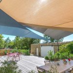 Voiles d'ombrage superposées pour ombrager une terrasse