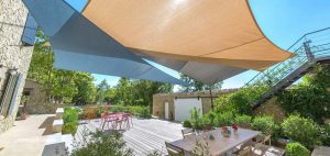 Voiles d'ombrage superposées pour ombrager une terrasse